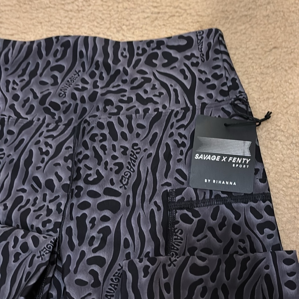 ‼️NWT‼️Savage X Fenty LOCKED & LIFTED HIGH-WAIST LEGGING - Picture 3 of 4